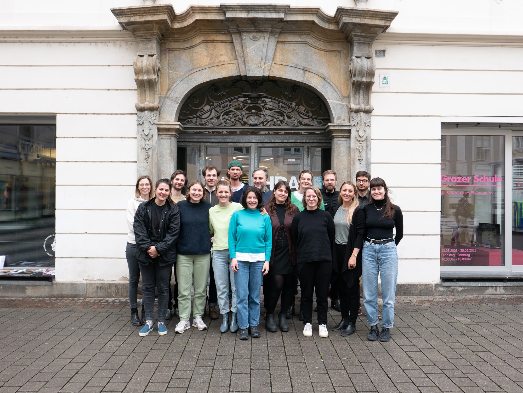 Group photo of workshop participants in front of the Haus der Architektur in Graz asphalt kollektiv