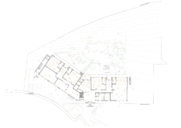 Grundriss Erdgeschoss mit Gruppenräumen, Eingängen für Kindergarten und Wohnungen sowie Garten am Hang asphalt kollektiv