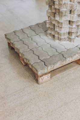 Detail: Mockup auf einer Palette, darunter das Pflaster in seiner ursprünglichen horizontalen Verlegung asphalt kollektiv